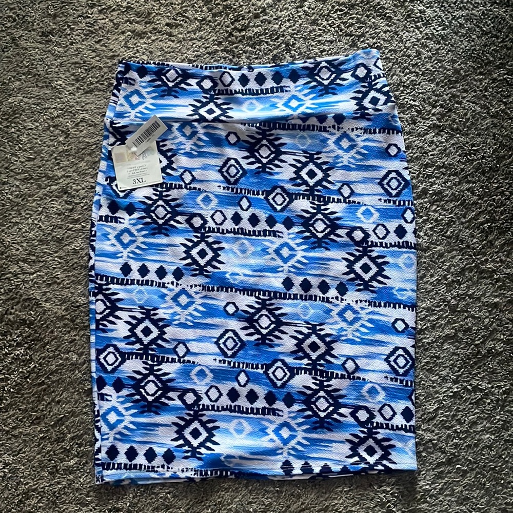 BRAND NEW, NEVER WORN. LuLaRoe Cassie knee length pencil skirt!